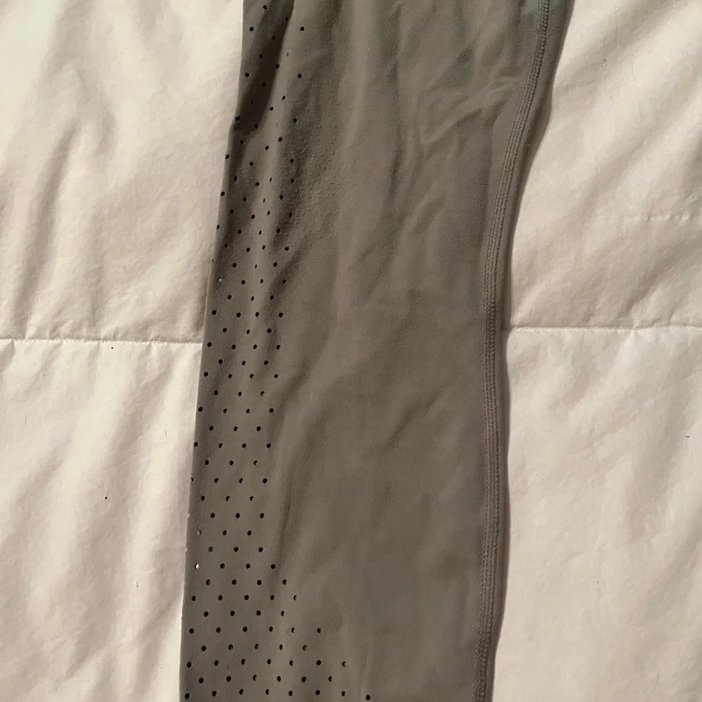 Grey Athleta cropped pants - Picture 3 of 3